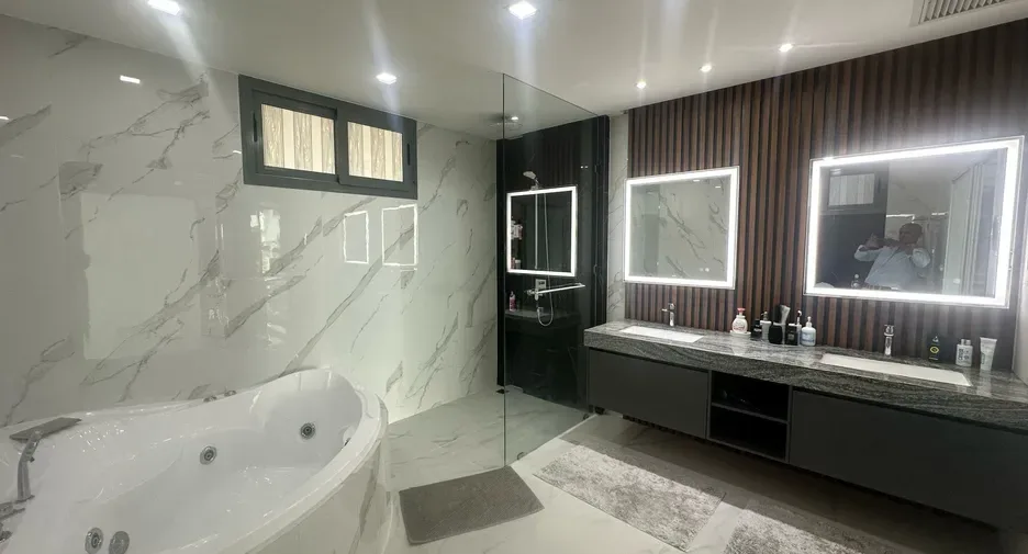 One Bedroom (120 m²)