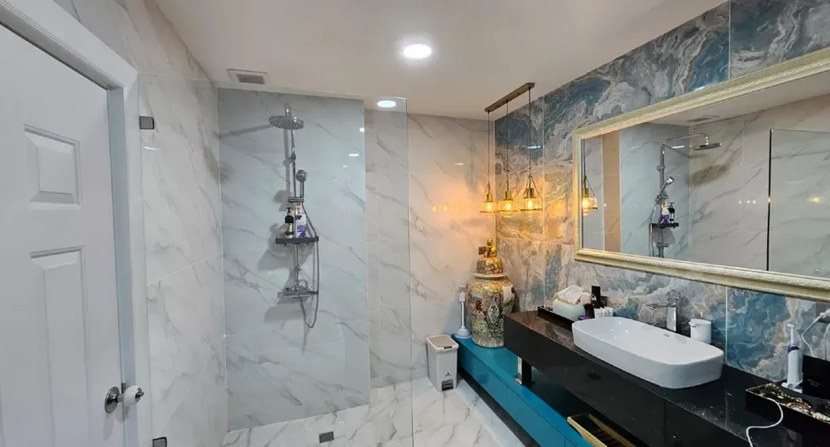 One Bedroom (121 m²)