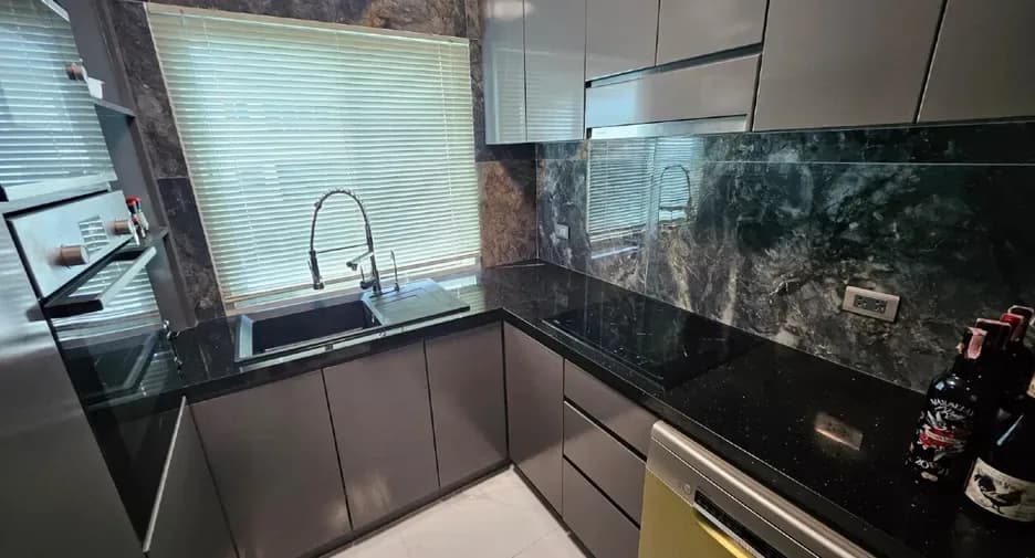 One Bedroom (121 m²)