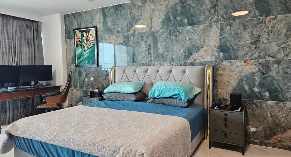 One Bedroom (121 m²)