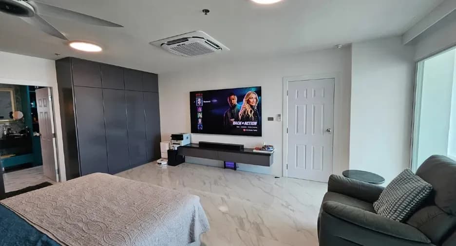 One Bedroom (121 m²)