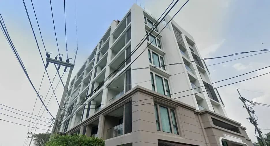 De Amber Condominium