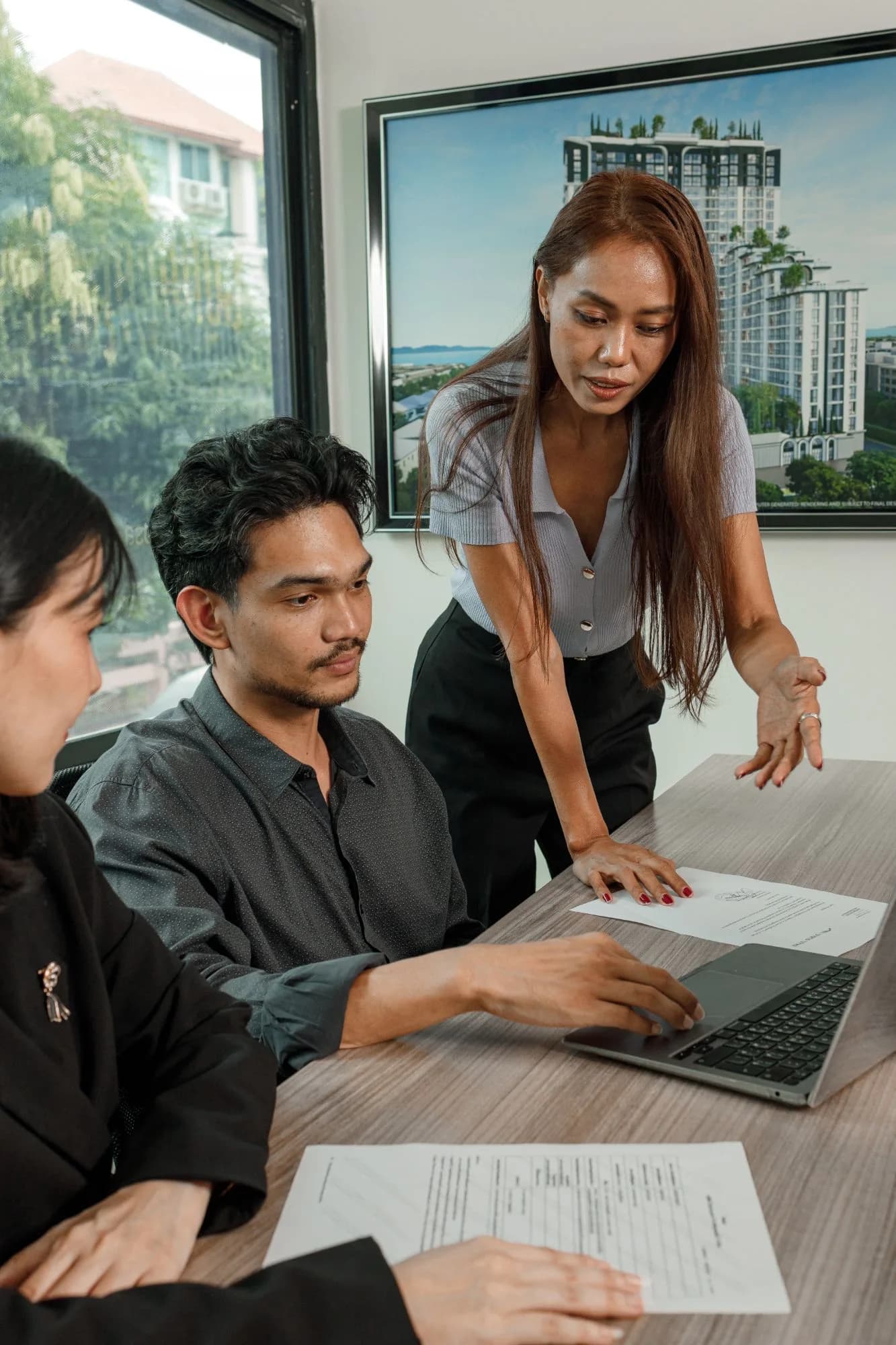 Консультация в офисе ROMA ThaiProperty: разбор документов с клиентами